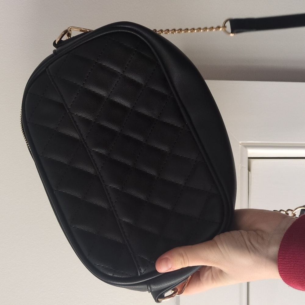 Chic Black Quilted Crossbody Bag with Gold Chain